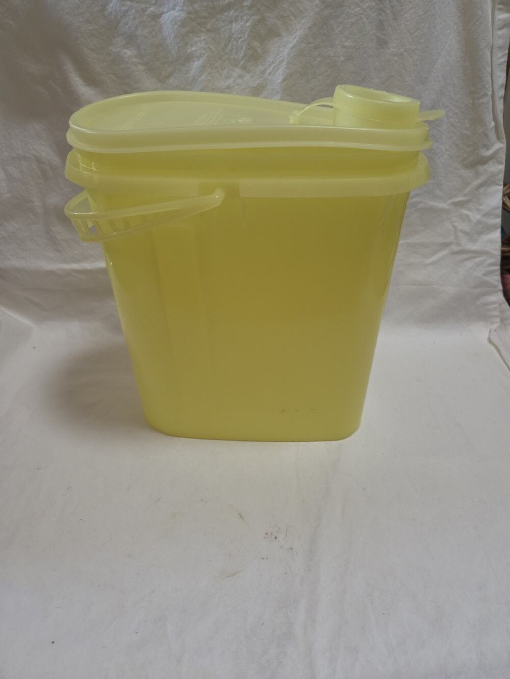 Tupperware #587-2 Beverage Buddy Slim 1 Quart Yellow Pitcher w/Flip Top Lid USA